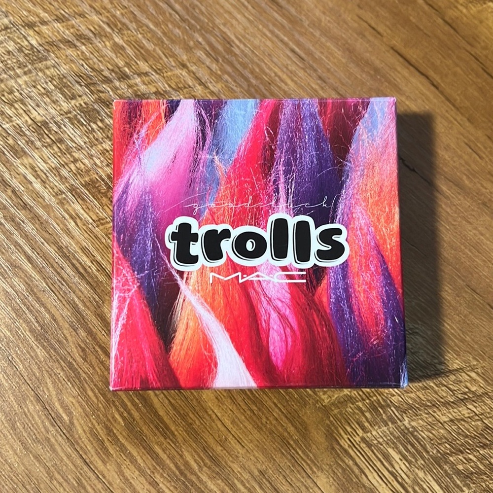 NIB - MAC Goodluck Trolls GLOW RIDA Beauty Powder